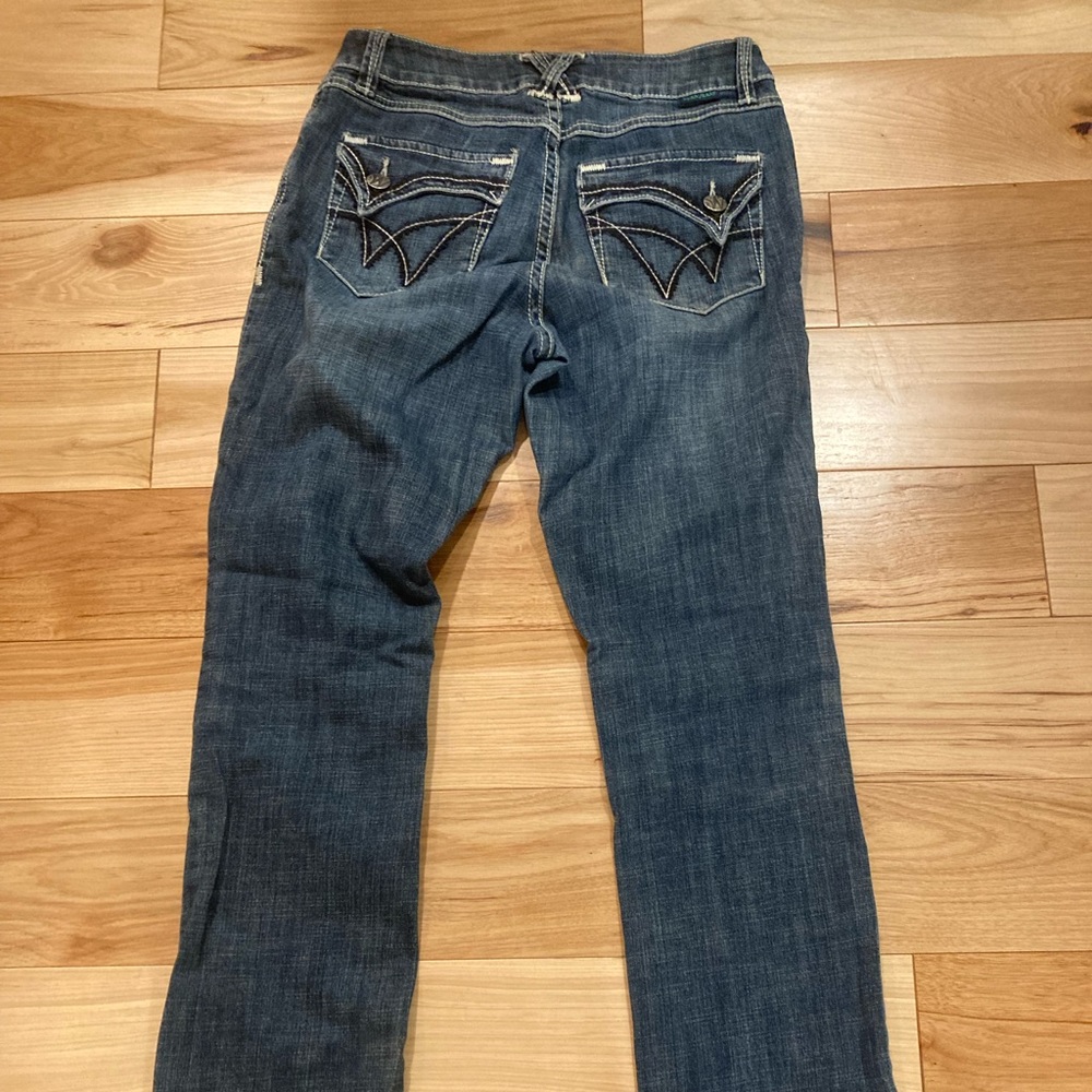 Worn Jeans brand jeans size 6/28, low rise boot cut. Great for a taller woman!